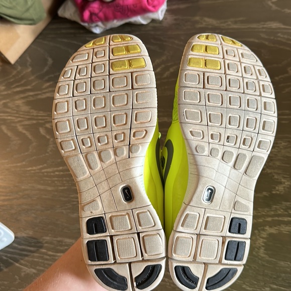 NIKE FREE - SIZE 8.5 / NEON YELLOW - Picture 6 of 7